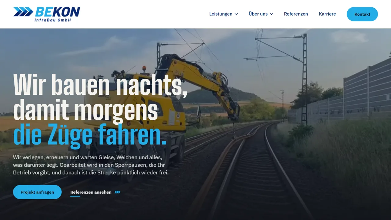 Startseite der BEKON InfraBau GmbH mit einem Zweiwegebagger auf einem Gleis und der Überschrift Wir bauen nachts, damit morgens die Züge fahren